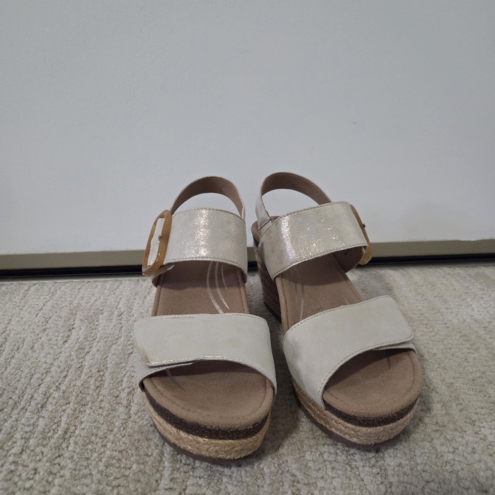 Aetrex Cream and Tan Wedge SANDALS